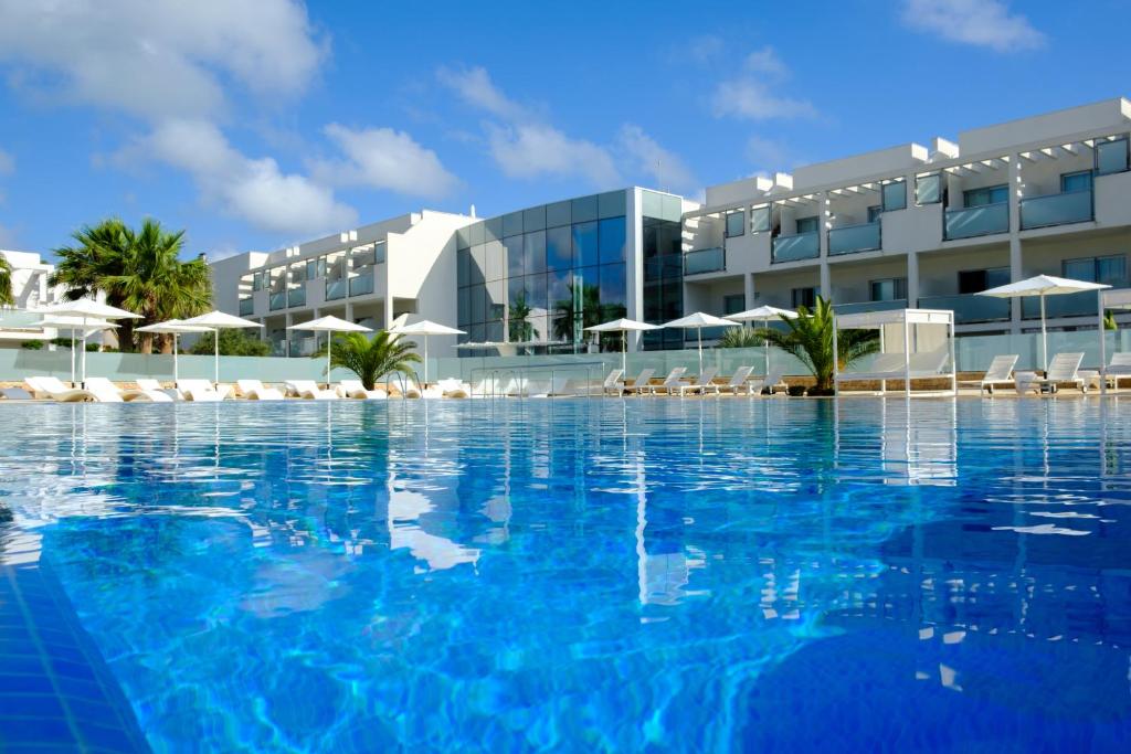 埃斯普霍斯福门特拉岛布兰科酒店的酒店前方的大型游泳池