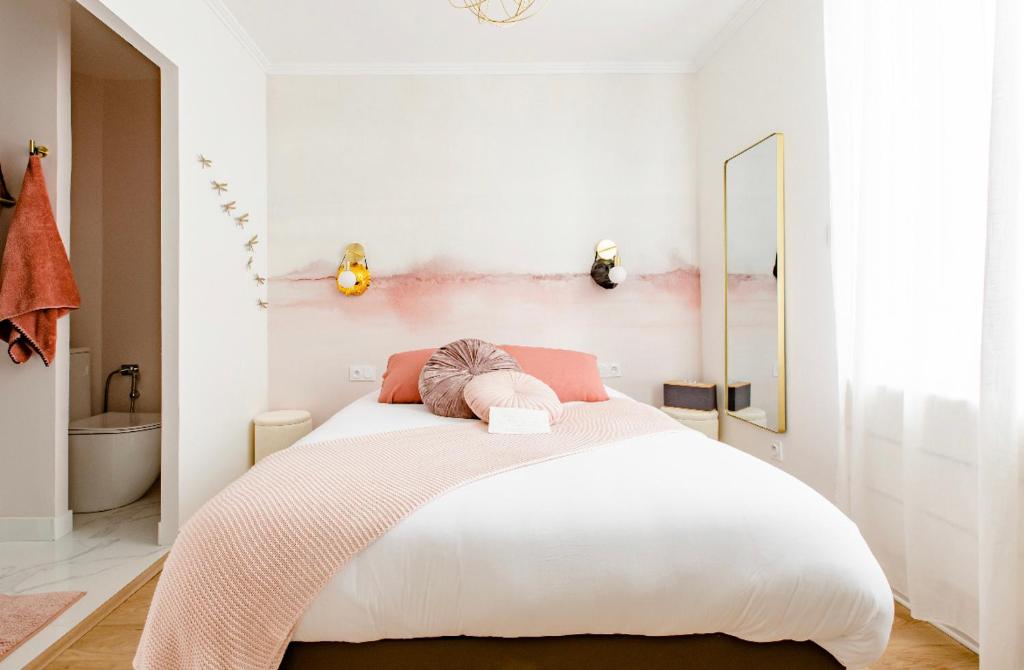维姆勒Love Room LOsmose chambre Alchimie Bed and Breakfast Wimereux的一间带大床的卧室和一间浴室