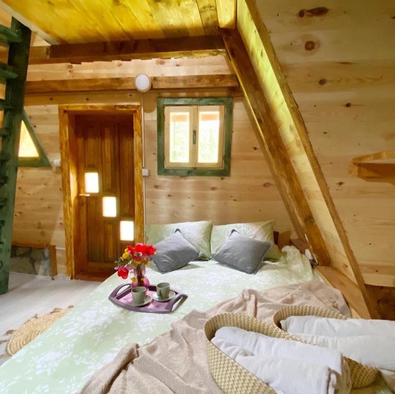 莫伊科瓦茨Eco kutak 2的小木屋内一间卧室,配有一张床