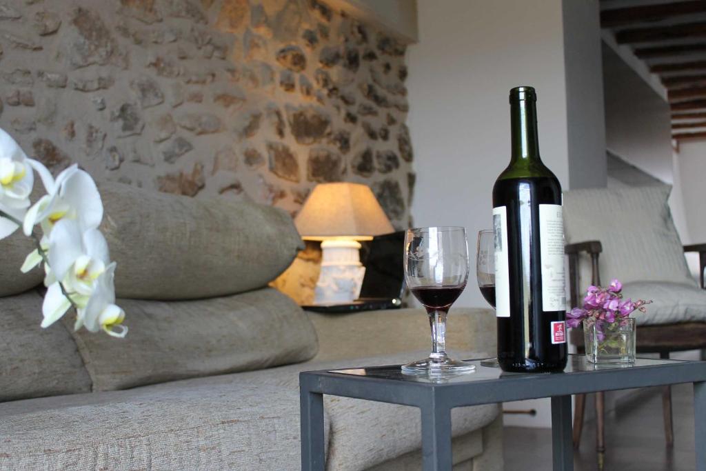 TivissaCA LA MUM的一瓶葡萄酒和一张桌子上的一杯