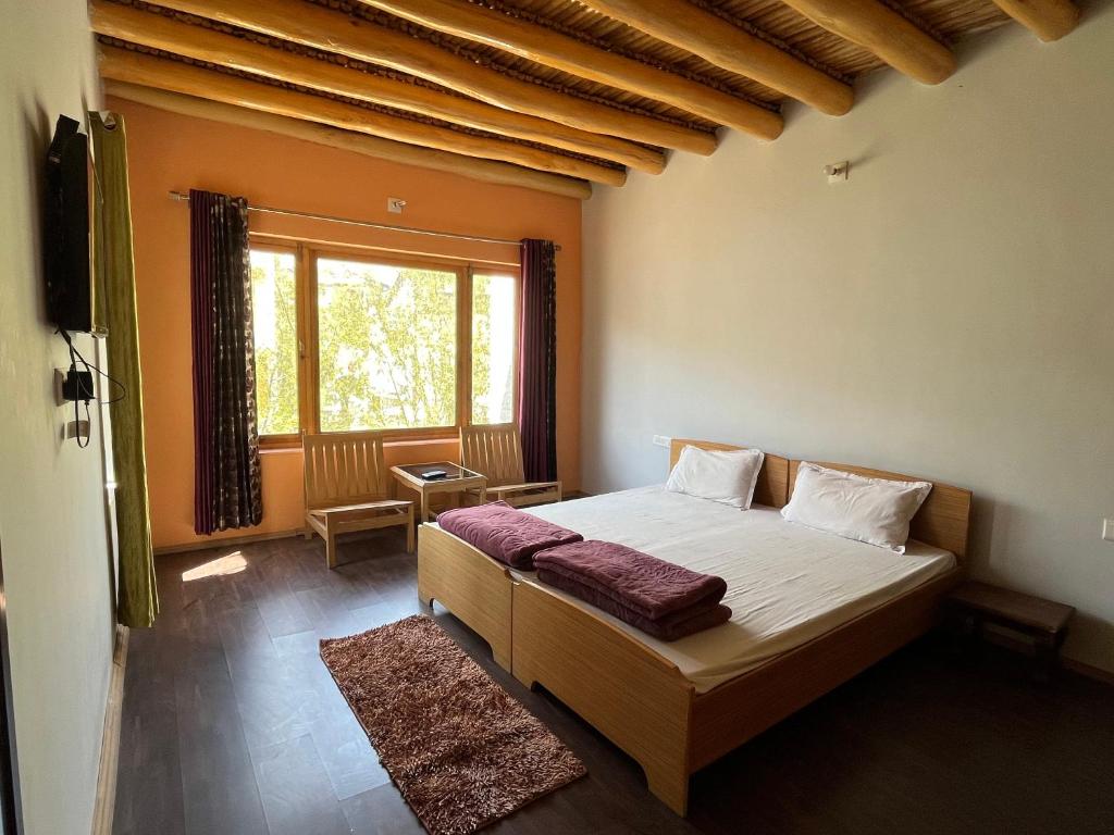 列城Chakzot garden house的一间卧室设有一张床和一个大窗户