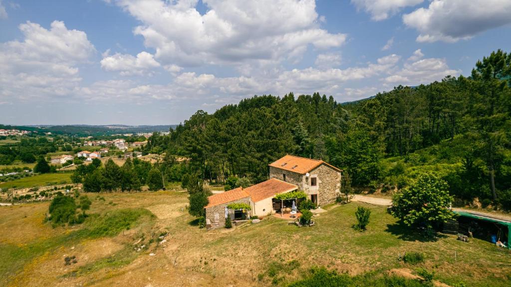 塞亚Quinta da Cerdeira的山丘上房屋的空中景致