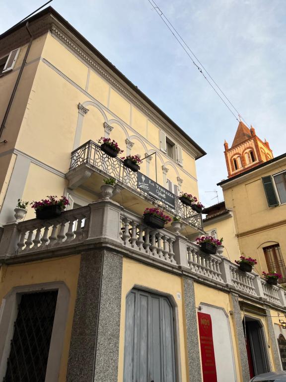 韦尔切利La Terrazza Vercelli Bed & Charme的一座带鲜花阳台的建筑