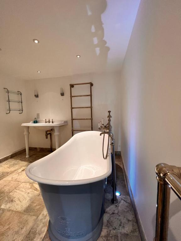 伦敦Knightsbridge villa, Westminster的浴室配有大浴缸及水槽