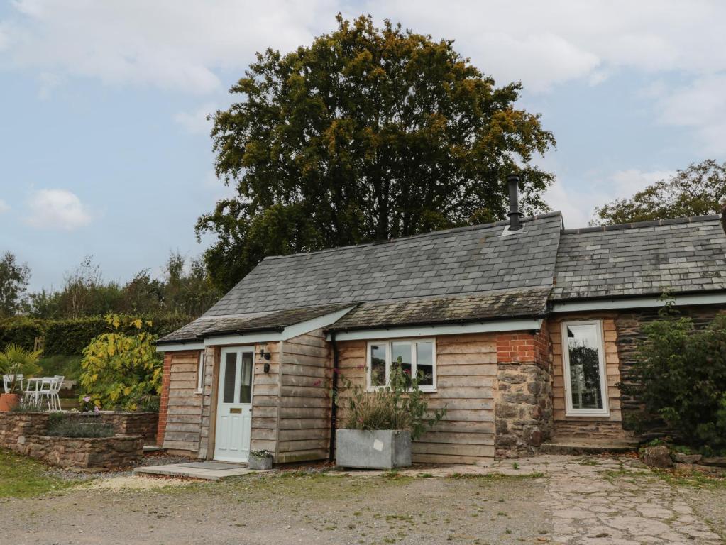惠灵顿Brimley Barn的白色门的小砖屋
