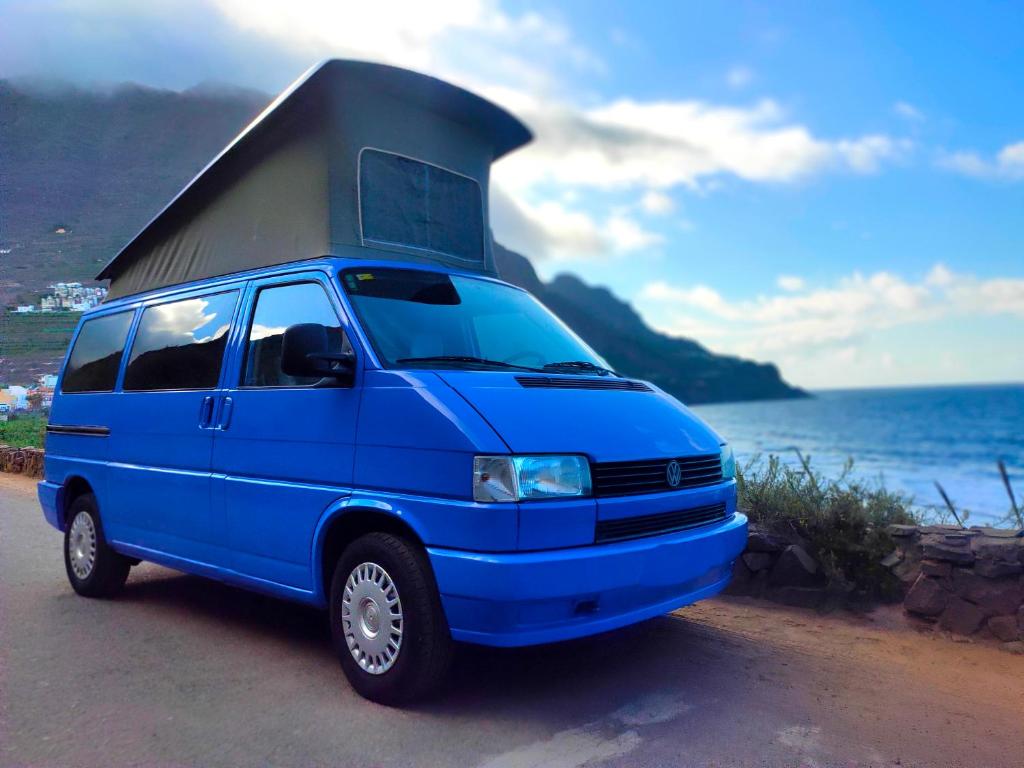 戈梅拉岛圣塞瓦斯蒂安Furgoneta Camper En La Gomera的一辆蓝色面包车,上面有野营车