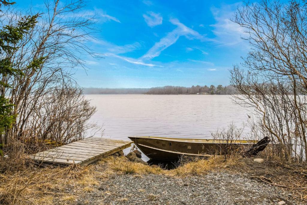 Pocono SummitLakefront Bliss的湖岸上的船,船坞