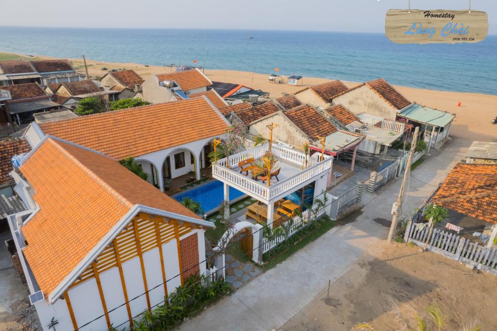 Phu YenLàng Chài Homestay Phú Yên的海滩上房屋的空中景致