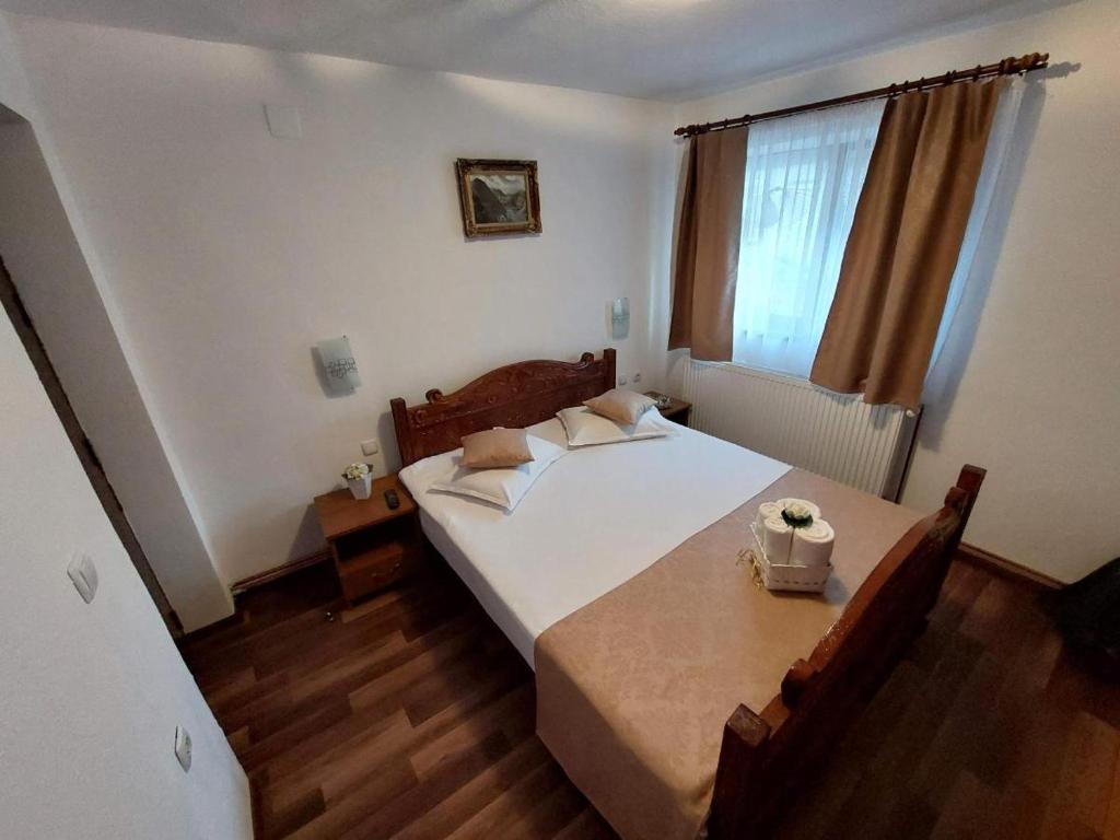 克利默内什蒂Casa Fabrizio的一间卧室配有一张床、一张桌子和一个窗户。