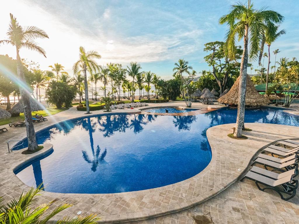 坦波巴尔赛罗坦博尔全包度假村的度假村内一座种有棕榈树的大型游泳池