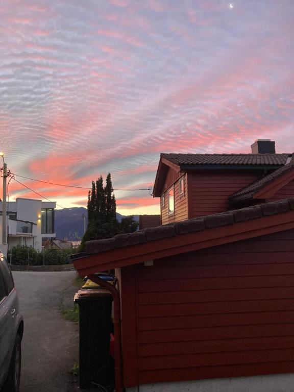 VoldaLine på Hauane1的红色的建筑,背景是日落