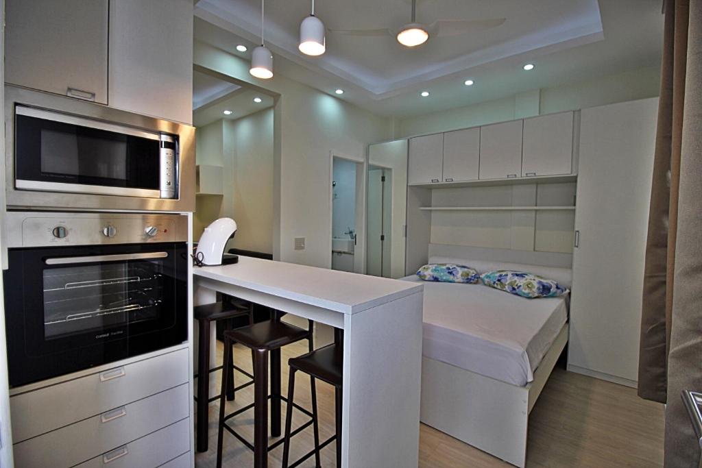 里约热内卢Rio Spot Ipanema C011的白色的厨房配有床和厨房台面