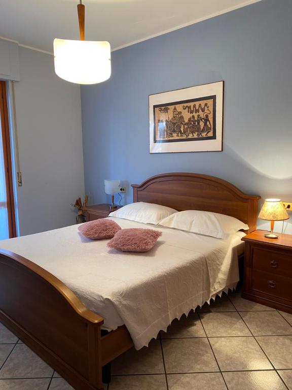 贝特纳斯科il tulipano的一间卧室设有一张蓝色墙壁的大床