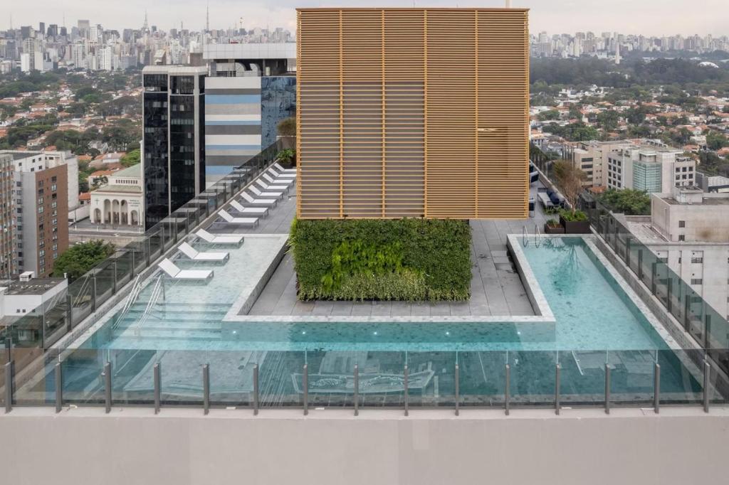 圣保罗DSG Itaim的一座建筑的顶部,有一座游泳池