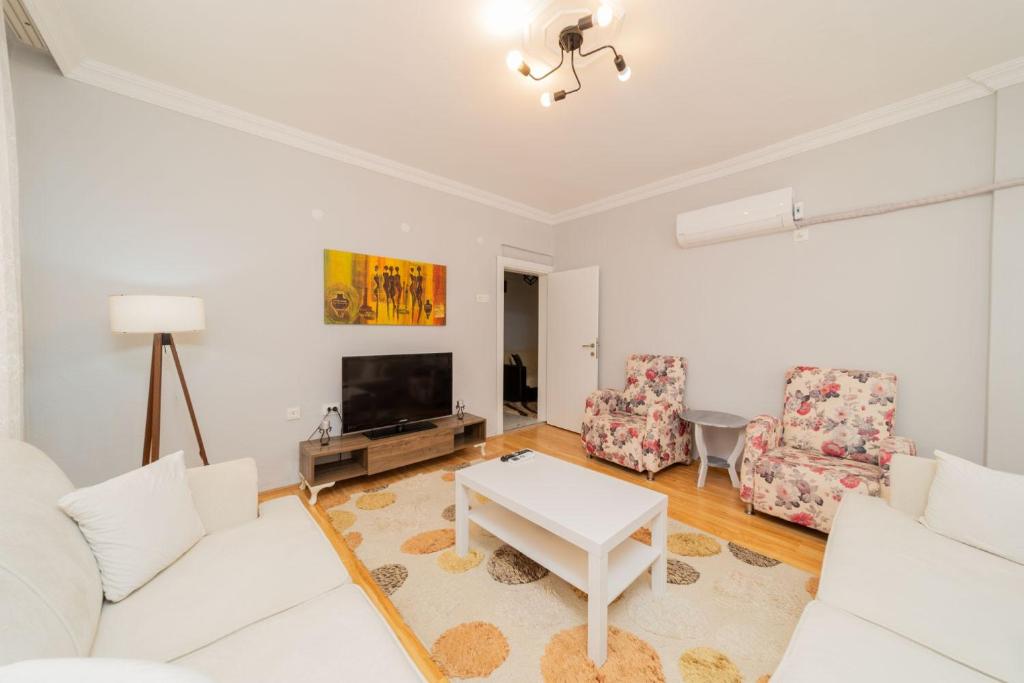 安塔利亚Fully Furnished Stylish Apartment in Antalya的客厅配有白色家具和电视