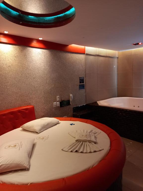 阿瓜斯克拉腊斯Hotel 1001 Prime Ade Águas Claras的一间卧室配有一张床和浴缸
