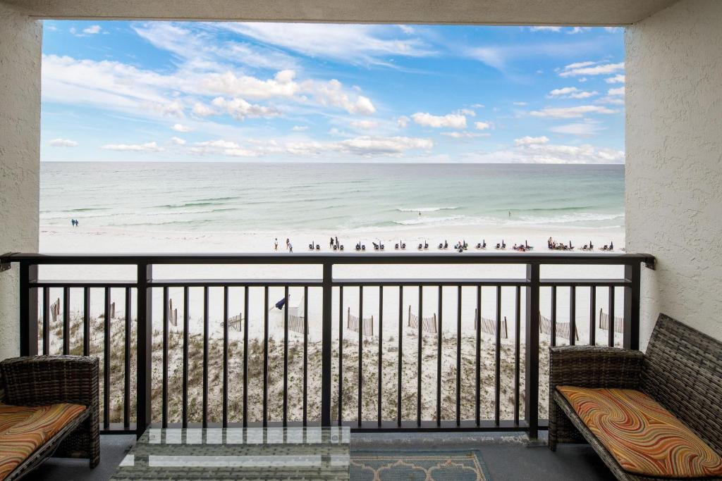 沃尔顿堡滩Nautilus 1505 - Gulf Front 1 Bedroom - 5th Floor的享有海滩美景的阳台