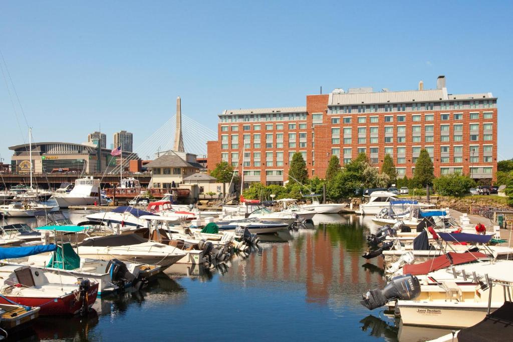 波士顿波士顿港都铎码头原住客栈酒店的一群船停靠在港口,有一座建筑