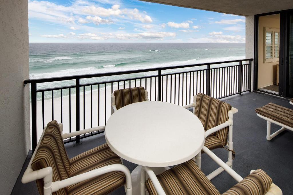 沃尔顿堡滩Nautilus 1702 Gulf Front Large 2 Bedroom Penthouse 7th Floor的阳台上配有白色的桌椅,享有海景