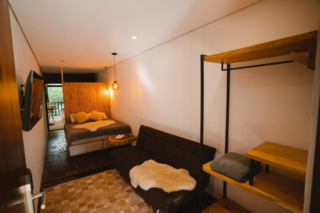 坎波斯杜若尔当Reserva Campos do Jordão的客厅配有沙发和1张床
