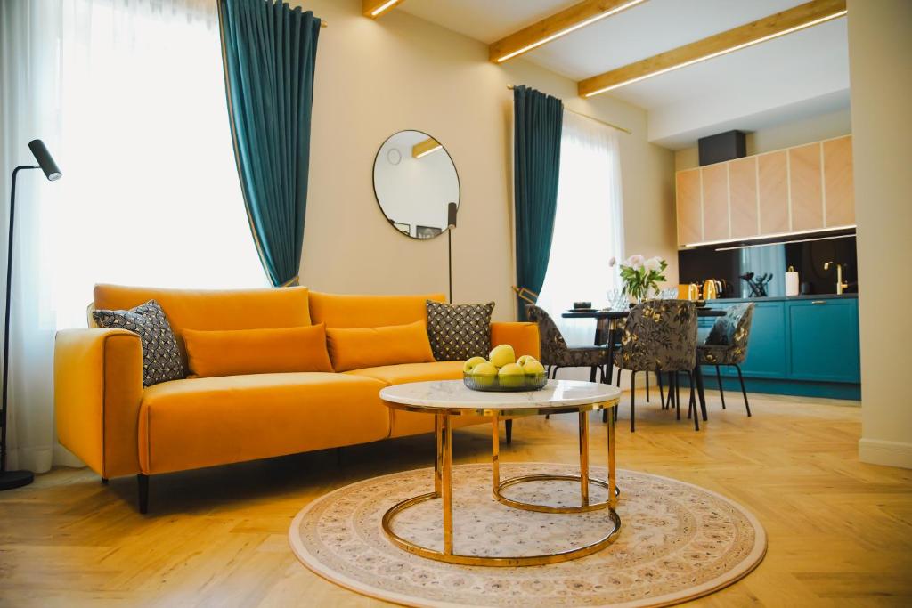 库雷萨雷Meerbach Residents的客厅配有黄色的沙发和桌子