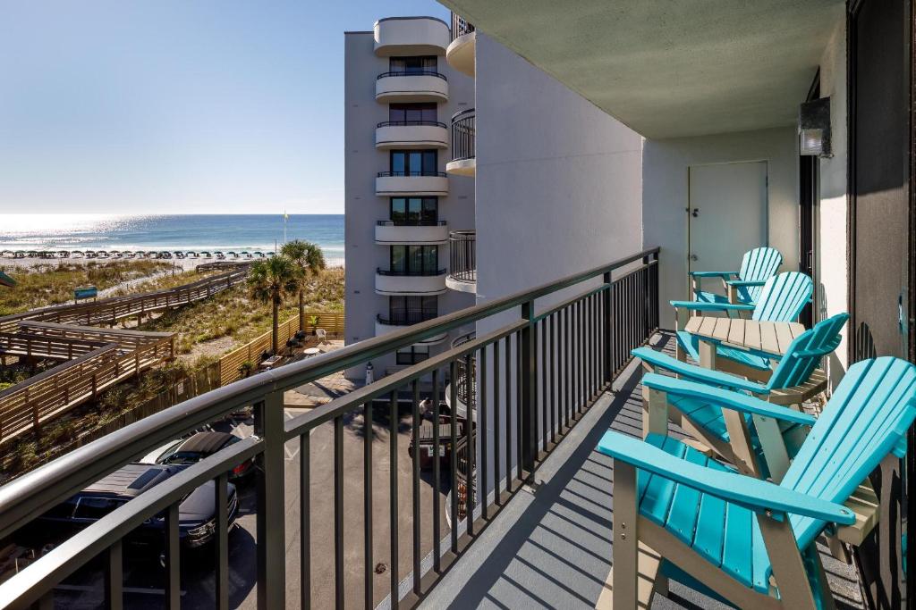 沃尔顿堡滩Nautilus 2408 Gulf View 2 Bedroom 4th Floor Free Beach Service的一个带椅子的阳台,享有海滩美景