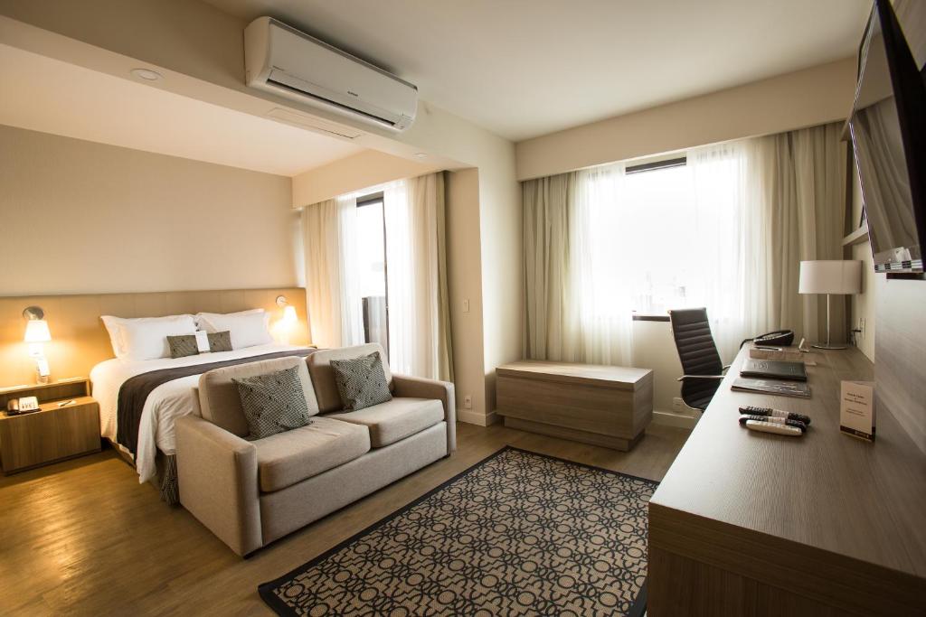 圣保罗Staybridge Suites São Paulo, an IHG Hotel的酒店客房,配有床和沙发