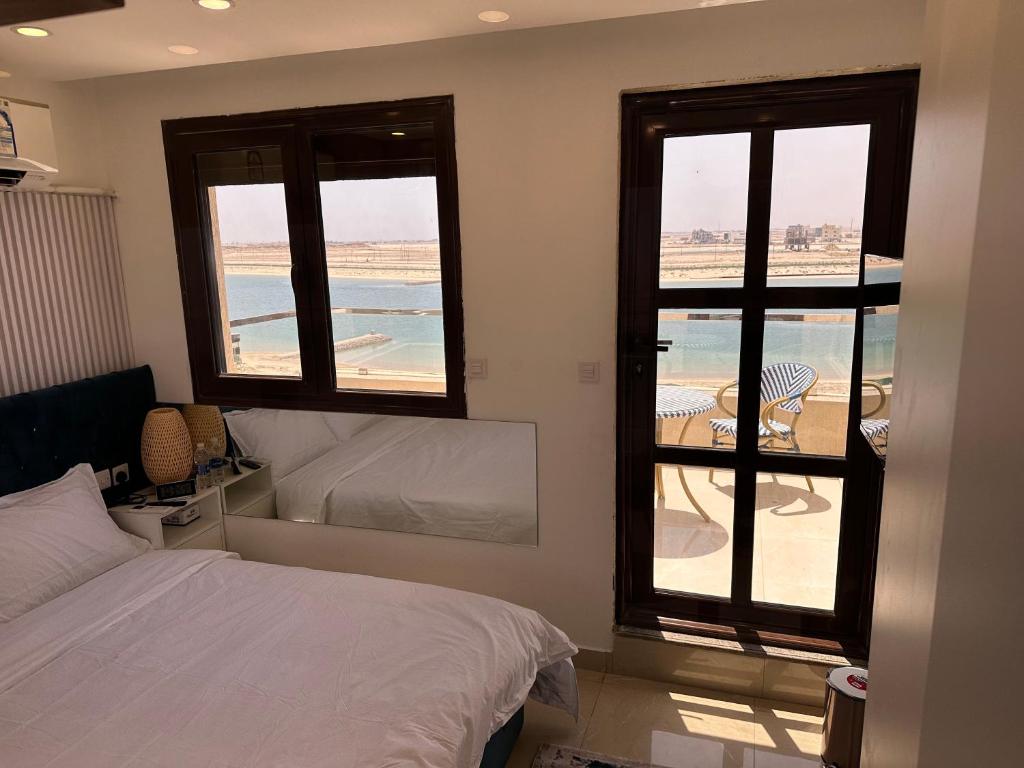 阿尔科兰منتجع اووه يامال البحري في الخيران OOh Yaa Mal的一间卧室配有一张床,享有海景