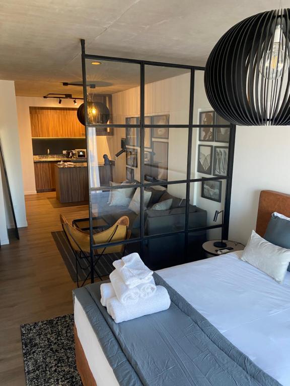 布宜诺斯艾利斯Palermo Jai的一间卧室设有一张床和一间客厅。