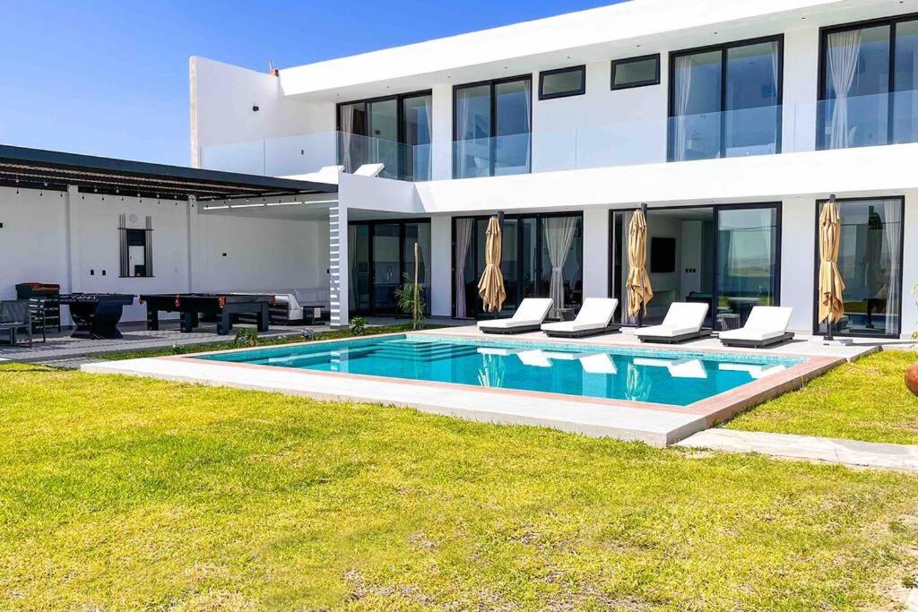 伊察Luxury House Buena vista的庭院前带游泳池的房子