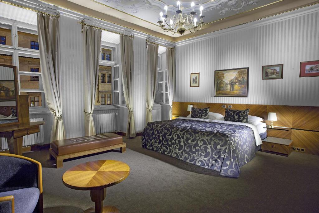 布拉格布德维兹酒店的一间卧室配有一张床和一个吊灯