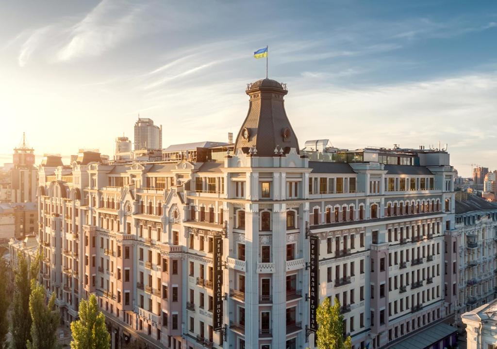 基辅Premier Palace Hotel Kyiv的一座建筑的顶部有一座塔楼