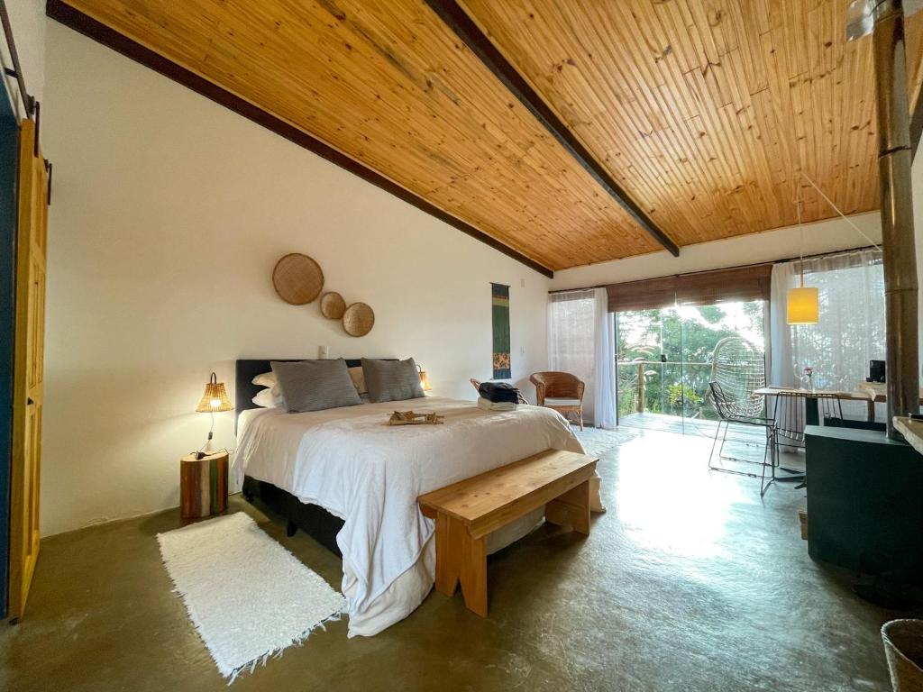 圣本图-杜萨普卡伊Casa do Galgo的一间卧室设有一张大床和木制天花板