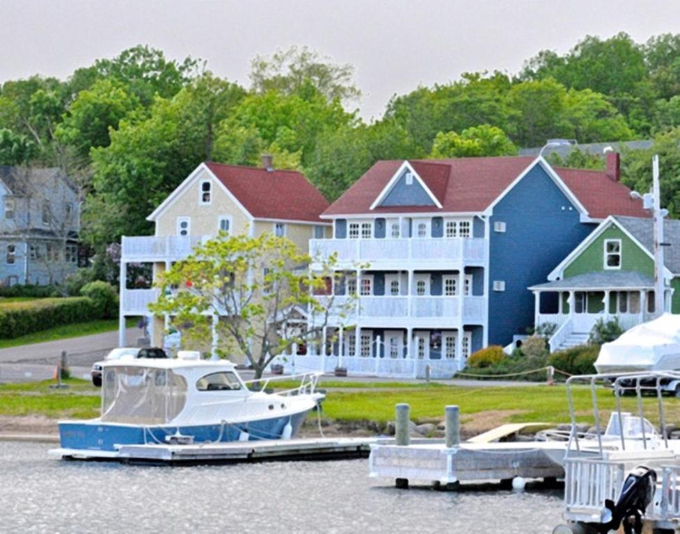 巴德克水边旅馆及画廊的码头上一艘船的大房子