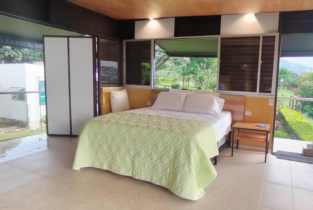 里韦拉Comfortable glamping loft with pool and vineyards的一间卧室设有一张床和一个大窗户