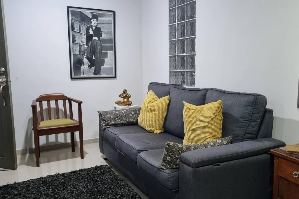 布卡拉曼加Ardival apartment - WAIWA HOST的客厅配有蓝色的沙发和椅子