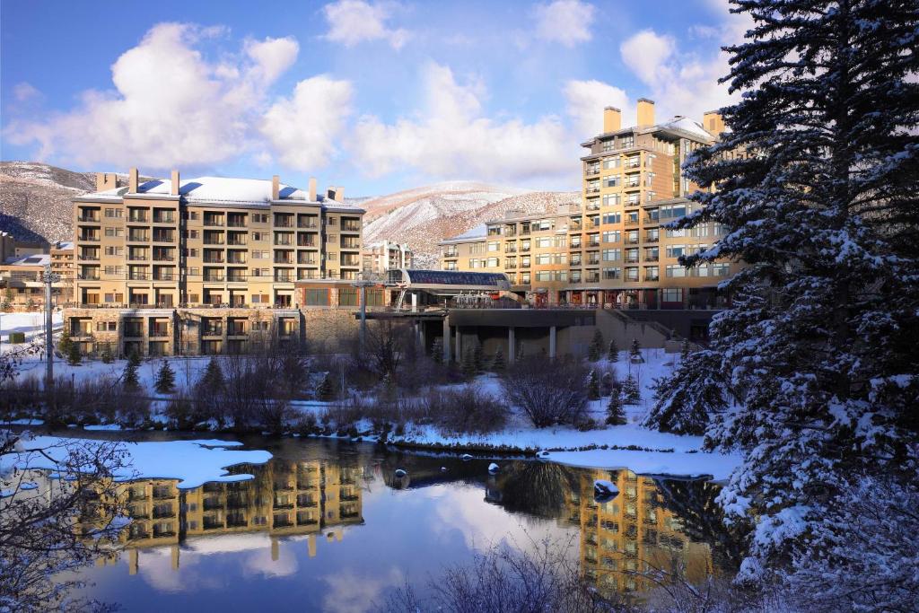 埃文The Westin Riverfront Mountain Villas, Beaver Creek Mountain的地面上积雪的建筑景观