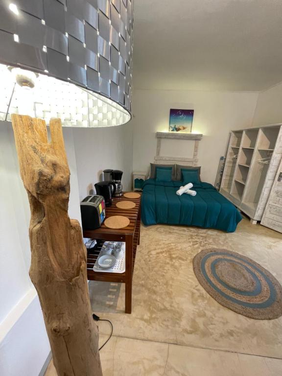 格兰贝伊Sam & Chlo Studio & Appartment - Grand Baie - Mauritius的客厅配有一张床和一张桌子
