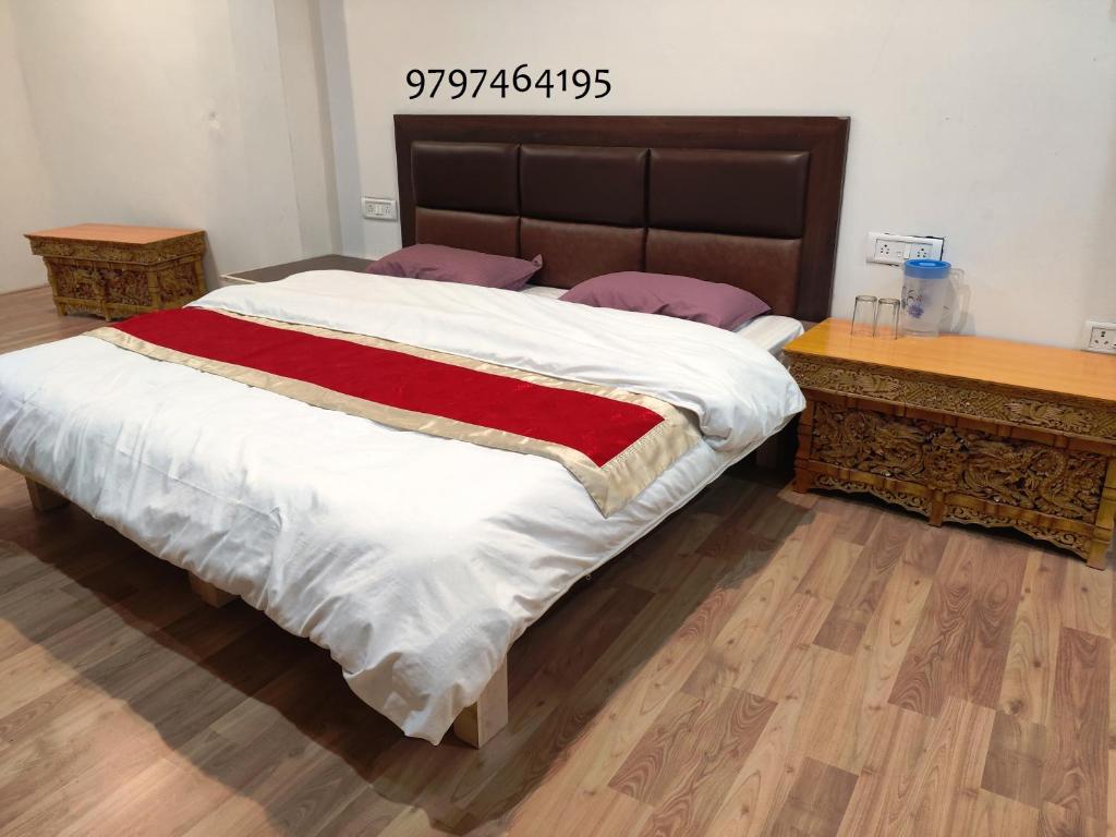 列城Lynx near Leh airport的一间卧室配有一张大床和一张木桌