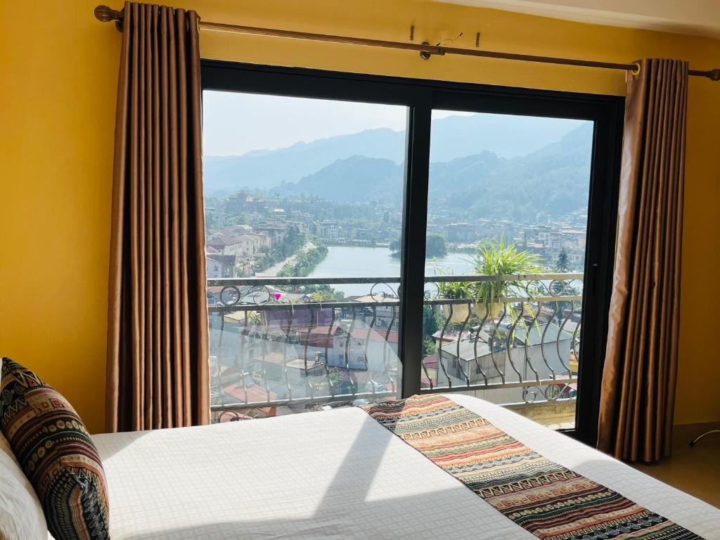 萨帕萨帕派拉蒙酒店的卧室设有河景大窗户
