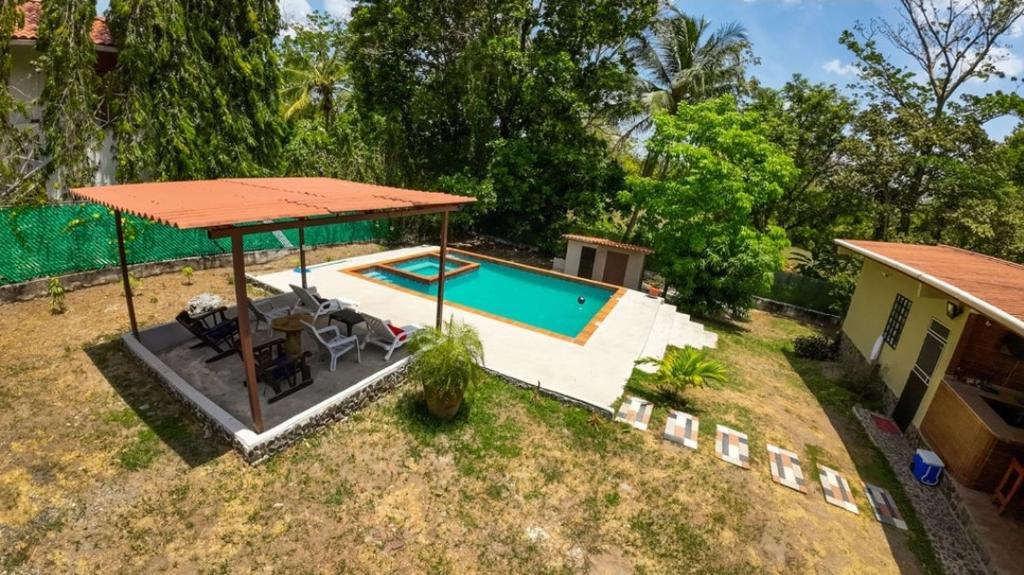新戈尔戈纳Villa Thais的享有后院的上方景色,设有游泳池