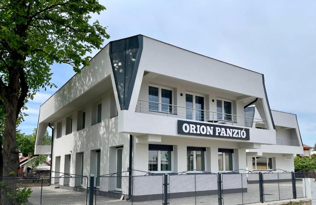 豪伊杜索博斯洛Orion Panzió的带有洋葱凉亭标志的建筑