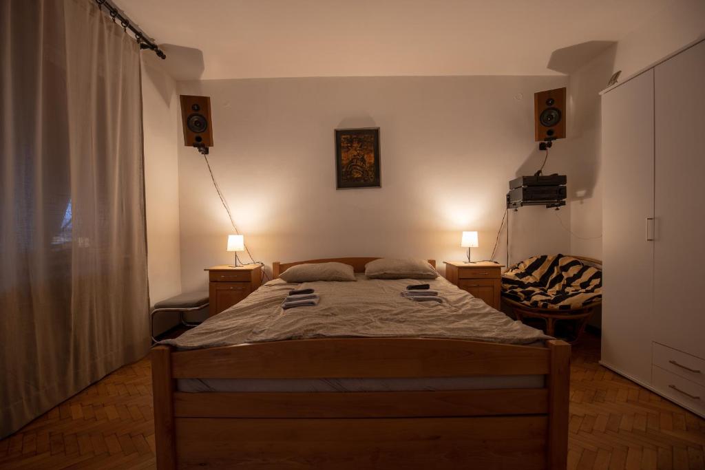 贝尔格莱德St Marks的一间卧室配有一张床、两盏灯和一个窗户。