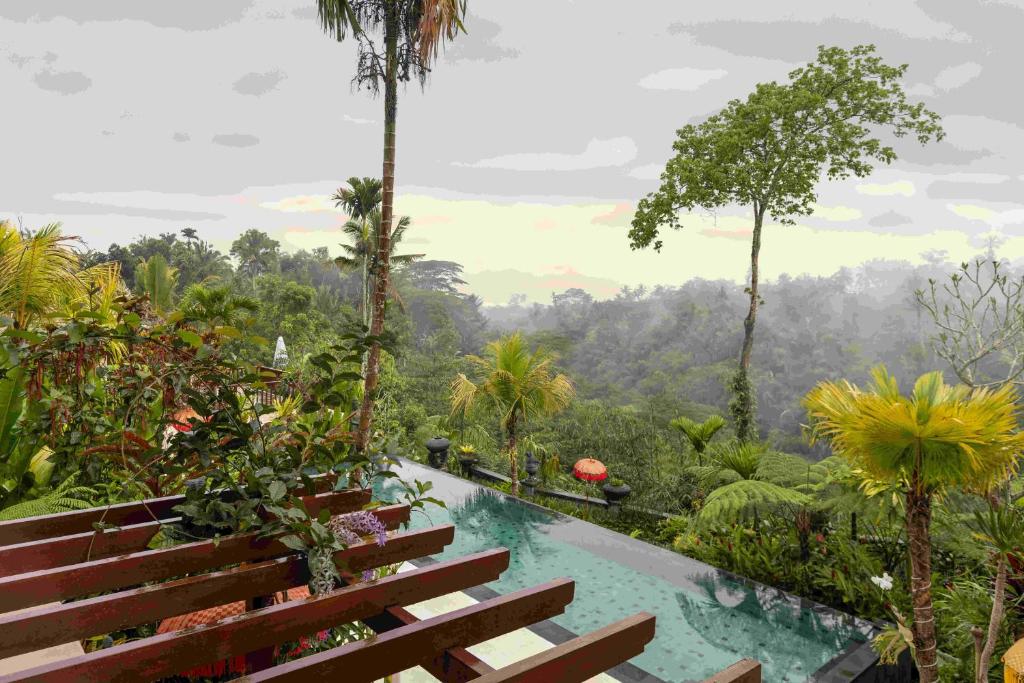 吉安雅Villa Lembah Damai by Pramana Villas的树木繁茂的森林中的一个游泳池
