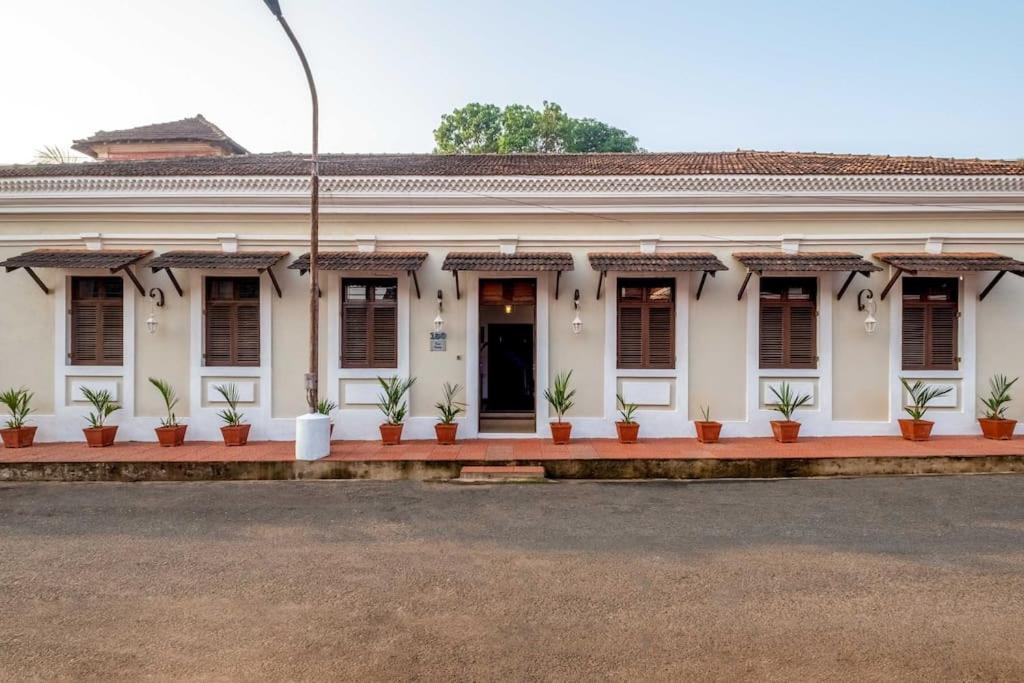 帕纳吉Nyara Fontainhas Panaji - Heritage villa Goa的一座白色的建筑,里面植有植物