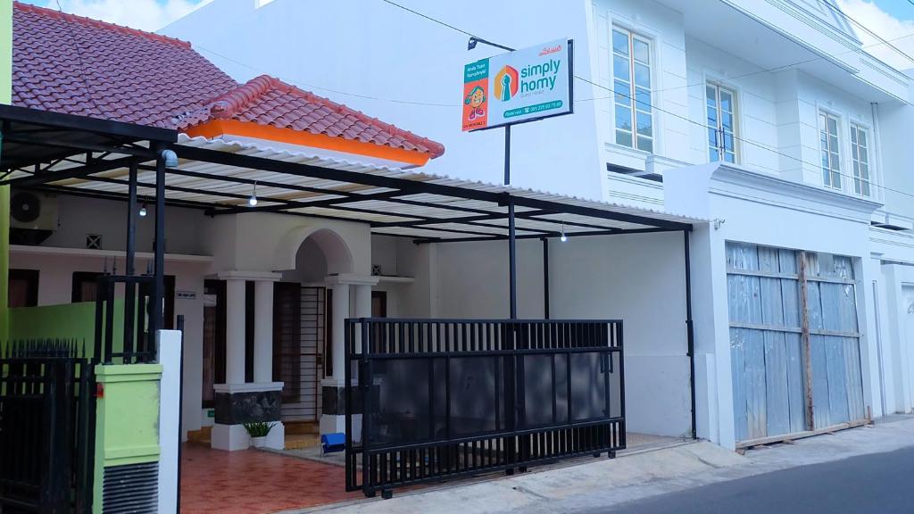 日惹Homestay Jogja Dekat Taman Pelangi by Simply Homy的一座建筑,上面有车库标志