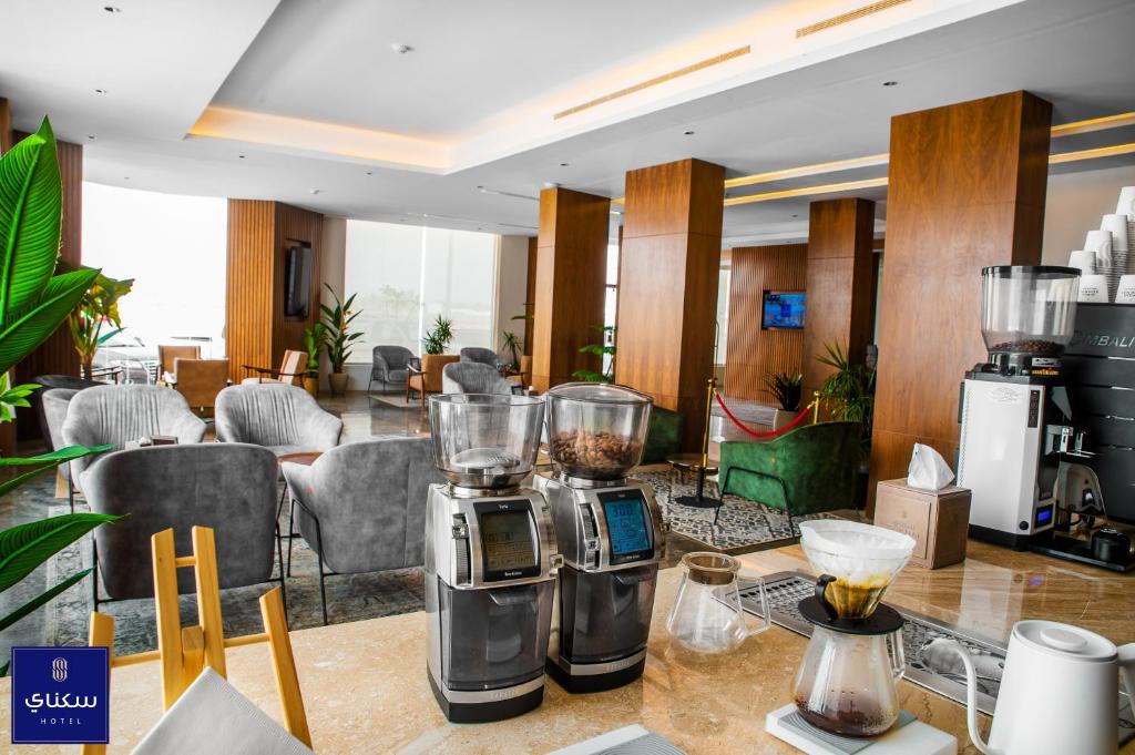 哈伊勒فندق سكناي الياسمين的酒店大堂设有带搅拌机的柜台