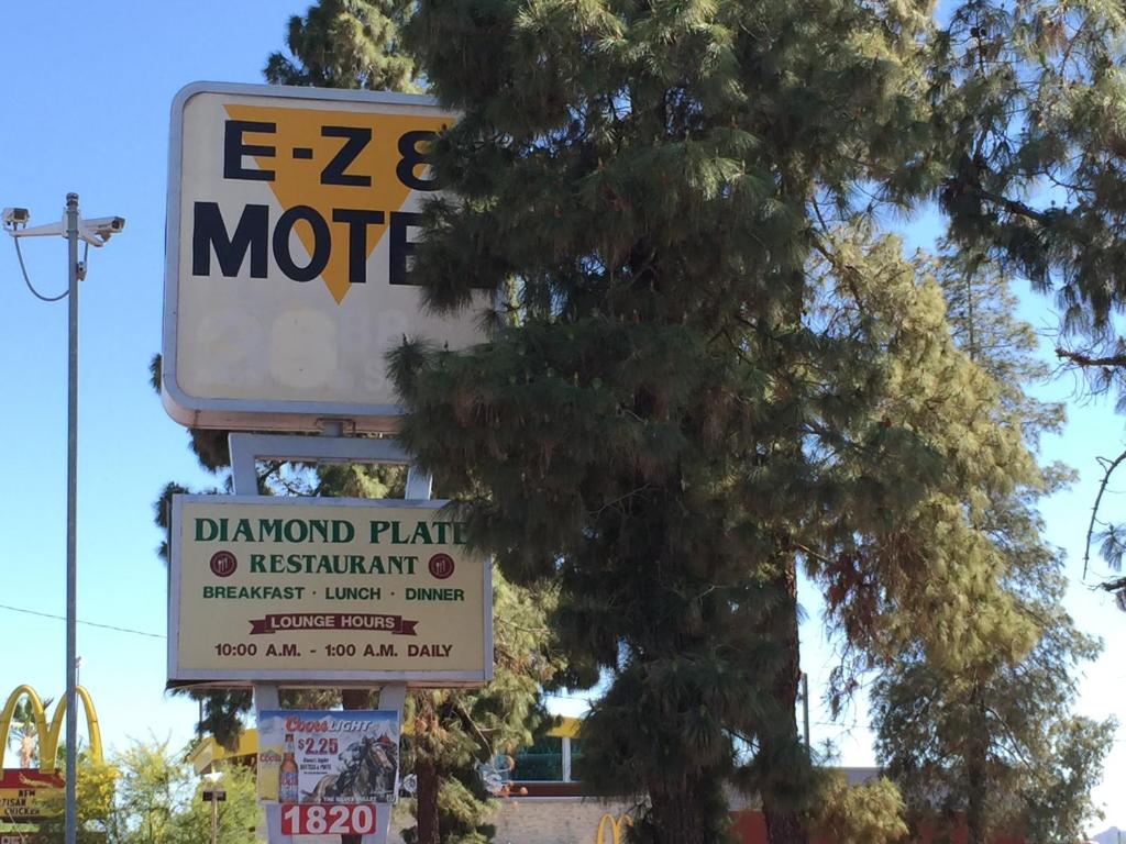 凤凰城EZ 8爱尔波特汽车旅馆的树旁餐馆的标志