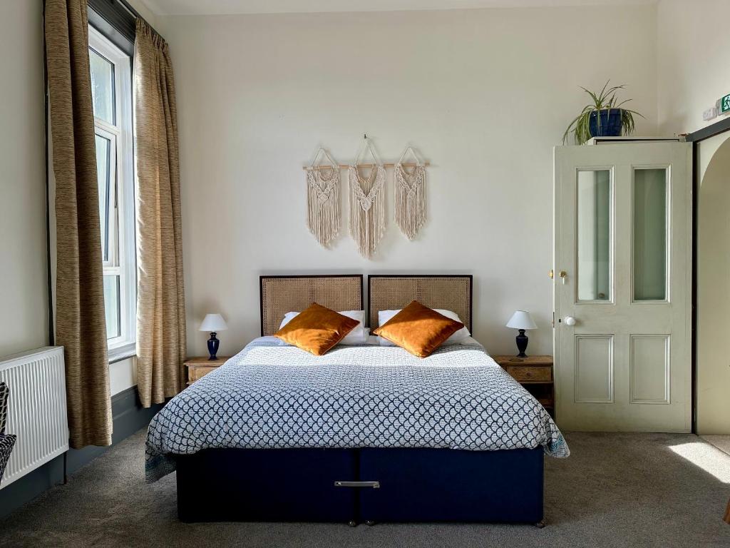 KentCloudZen的一间卧室配有带橙色枕头的床
