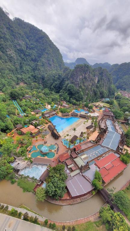 怡保Lost World Of Tambun Coco Guest House的享有度假胜地的空中景致,设有2个游泳池
